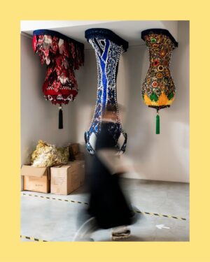 Joana Vasconcelos Instagram - "Mis obras terminan en la persona, es decir, si no hay una interacción con el público la obra no está terminada", nos cuenta la protagonista de nuestro nuevo En Vogue, la artista @joanavasconcelosatelier. El próximo 13 de febrero, estrena su nueva exposición, ‘Flamboyant’, en el Palacio de Liria en Madrid, que cuenta con el patrocinio de @dior. 
{Puedes leer la entrevista completa en el link de la bio de @voguespain} 
▪Fotografía: @cesarsegarra_
▪Estilismo: @patricia.lopezp
▪Texto: @cecilia_casero
▪Maquillaje y peluquería: @juliakraemermakeup

“My work ends with the person, if there isn’t an interaction with the public, the work isn’t finished”, says the star of our new In Vogue, artist @joanavasconcelosatelier. On February 13th, she inaugurates her new exhibition, ‘Flamboyant, at the Palacio de Liria in Madrid, sponsored by @dior. 
{Read the full interview at @voguespain’s link in bio}
