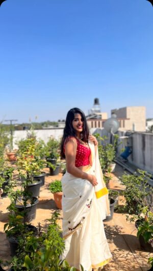Joeann John Instagram - തൃക്കേട്ട 🌺
.
.
.
.
.
.

#thrikketta #onam #kerala #love #life #saree #traditional #mallu #thrissur #life