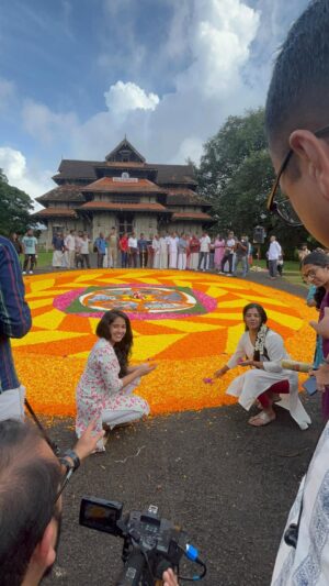 Joeann John Instagram - വടക്കുംനാഥന്റെ മുൻപിൽ ♥️

Video credits: @sajithkottakkal_
@akshayavijayakumar_ ❤️

#atham #onam #celebration #thrissur #vadakkumnathan #temple #ethnic #love
