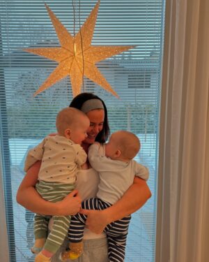 Johanna Puhakka Instagram - Ihanaa kaksostenpäivää 2.2.!!!❤️
Oon ihan hirmu kiitollinen näistä meidän pienokaisista, saatiin tää familyhomma ihan kunnolla käyntiin kerta laakista 😁👏🏼🙏🏼🤎