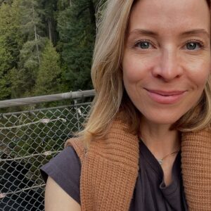 Jolie Jenkins Instagram - Mom went to Vancouver for a couple weeks to shoot an episode of Tracker on CBS!💥 It airs tonight! ‘Twas a far cry from the wacky mom I play every day- whether I’m being paid or not🤣And joy of joys my BFF @nicoleforester got to come visit me for Canadian adventures (aka 20k steps a day, fueled by vanilla oat matcha lattes) Won’t you tune in to see me wield a weapon and play with @justinhartley? @trackercbs @cbstv ep 208 “The Night Movers”