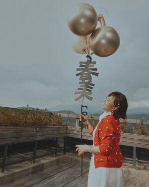 Jolin Tsai Instagram - 小美 小美 辦嫁妝 🥰🥰😌😌
喜歡熱鬧的媽媽 克服上台的恐懼
在有笑有淚 兒孫親友滿堂的一天
展現驚人的氣場 和號召力
迎接全心的開始 
happy birthday to my dearest 小美阿母
Happy together !! 
#她真的很會生🤣 長輩最喜歡的稱讚？