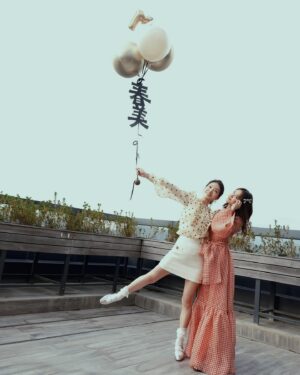 Jolin Tsai Instagram - 小美 小美 辦嫁妝 🥰🥰😌😌
喜歡熱鬧的媽媽 克服上台的恐懼
在有笑有淚 兒孫親友滿堂的一天
展現驚人的氣場 和號召力
迎接全心的開始 
happy birthday to my dearest 小美阿母
Happy together !! 
#她真的很會生🤣 長輩最喜歡的稱讚？