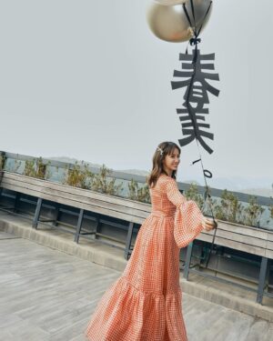 Jolin Tsai Instagram - 小美 小美 辦嫁妝 🥰🥰😌😌
喜歡熱鬧的媽媽 克服上台的恐懼
在有笑有淚 兒孫親友滿堂的一天
展現驚人的氣場 和號召力
迎接全心的開始 
happy birthday to my dearest 小美阿母
Happy together !! 
#她真的很會生🤣 長輩最喜歡的稱讚？
