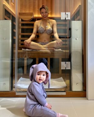 JuJu Chan Instagram - Embracing the power of contrast therapy postpartum! 💪✨ After welcoming our daughter into the world, I found a new way to boost my recovery and energy levels. Alternating between the soothing heat of the infrared sauna and the invigorating cold plunge has not only helped my body heal but also supported my breastfeeding journey. The combination of relaxation and revitalization has been a game-changer, keeping me refreshed and resilient as a new mom. 💖👶

What is Contrast therapy? 
It involves alternating between heat (like an infrared sauna) and cold (like a cold plunge).

How does Contrast Therapy helps breastfeeding mothers?

Improved Circulation: The heat from the sauna dilates blood vessels, improving blood flow and oxygen delivery to muscles and organs, which can help with overall energy levels and recovery.

Reduced Inflammation: The cold plunge can reduce inflammation and muscle soreness by constricting blood vessels and decreasing swelling, which is beneficial for postpartum recovery.

Enhanced Mood: The combination of heat and cold can release endorphins and adrenaline, leading to an improved mood and increased alertness, which is especially helpful for new moms dealing with the stresses of breastfeeding and caring for a newborn.

Better Sleep: Regular contrast therapy can promote better sleep quality, which is crucial for a breastfeeding mother’s overall well-being and milk production.

Supports Lactation: Improved circulation and reduced stress can positively impact milk production and support a healthy breastfeeding journey.

*It’s always a good idea to consult with a healthcare professional before starting any new wellness routine, especially postpartum. 

Have you tried contrast therapy before, or are you considering giving it a go?

If you are interested to try @acme.baskerville , book with my code “JuJu” for 50% off 😉

#PostpartumRecovery #NewMomLife #BreastfeedingJourney #ContrastTherapy #hkmom