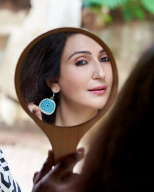 Juhi Babbar Instagram - आईना जब भी उठाया करो… "पहले देखो”…”फिर दिखाया करो" !!🪞

Earrings: @knotted_with_love_by_an
MUA: @karma_kartarun

( Earrings | Mirror | Shaayari | Juhi Babbar Soni )
#Handcrafted #Crochet #beautiful #archananagpal #Mirror #Shaayari #Blue #JuhiBabbarSoni #JBS