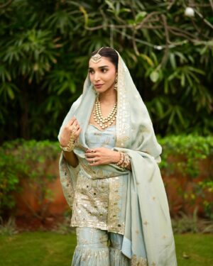 Juhi Godambe Instagram - From the most beautiful wedding ceremony of my babies @arhamj98 and @jasmansawhney 🥹❤️🪷 Welcome to the family Jassu! 😘

Styling: @dollaypop @siyaamannuja 

Outfit: @phulkarishoppepatiala 
Earrings & matha tikka: @kalamandirjewellers via @melange_pr
Hathphool: @razwada.jewels @amigos.rizwan
Bangles: @kalamandirjewellers via @melange_pr

Decor @thedirections_bymtm