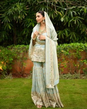 Juhi Godambe Instagram - From the most beautiful wedding ceremony of my babies @arhamj98 and @jasmansawhney 🥹❤️🪷 Welcome to the family Jassu! 😘

Styling: @dollaypop @siyaamannuja 

Outfit: @phulkarishoppepatiala 
Earrings & matha tikka: @kalamandirjewellers via @melange_pr
Hathphool: @razwada.jewels @amigos.rizwan
Bangles: @kalamandirjewellers via @melange_pr

Decor @thedirections_bymtm