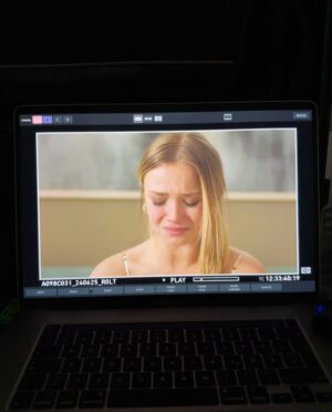 Julia Beautx Instagram - Eine neue Staffel Frühling ist da 😍 
Diesmal mit ganz besonderem Special Guest, dem vorher von der besten Schauspiel Coacherin der Welt (mir) noch n bisschen Unterricht gegeben wurde 💁🏼‍♀️ Die gesamte Staffel könnt ihr jetzt schon in der @zdfmediathek schauen & jeden Sonntag um 20:15Uhr im ZDF einschalten 🥹 Freue mich auf euer Feedback!
Und danke für und an das tollste und lustigste Team der Welt, auf ganz viele weitere wundervolle Folgen #frühling #zdf