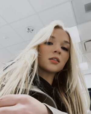 Julia Hart Instagram - 🙃