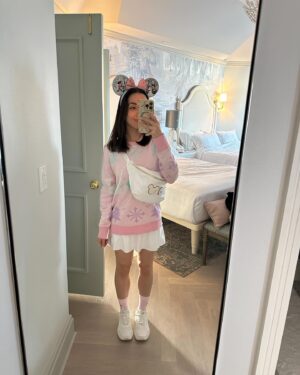 Julia Macchio Instagram - The most magical moments… 🥹 Disney has always held a very special place in my heart and has encouraged the little dreamer in me that magic is real. Thank you so much to everyone at @waltdisneyworld for your kindness and for making everything so spectacular! I am continuously inspired by all that you do in order to make dreams come true. 🩷✨🤍