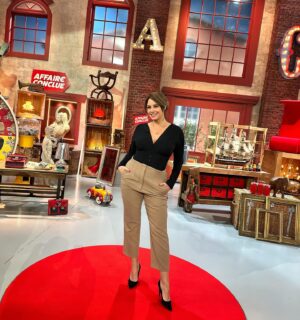 Julia Vignali Instagram - Encore une belle journée de tournage ✨ @affaireconclue 

Stylist : @auroredonguy @hazalmlssa 
Make up artist : @fannymart3010 
Hairdresser : @katia_matisse_giorgi