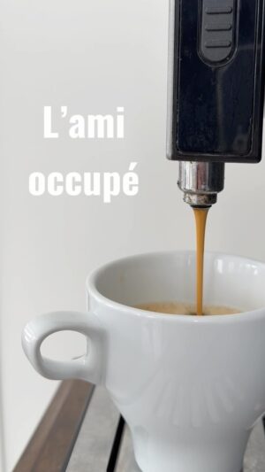 Julie Ringuette Instagram - L’ami occupé. « Premier café☕️» Moins on a de caféine dans le corps, moins on a de filtre.  #cafe #PetitProjetDeCouple