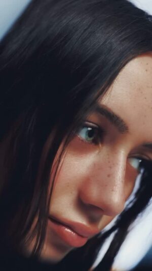 Julie Snyder Instagram - Fière de partager avec vous que @romy.ps prend son envol en tant que mannequin depuis quelques mois. Elle est représentée par la prestigieuse agence @forward.mgmt dirigée de mère en fille. 

Merci @claudinederepentigny et @camille.forward pour votre confiance. 

Romy travaille fort, elle est studieuse et généreuse et est toujours prête à relever de nouveaux défis. Ton brillant et magnifique grand frère universitaire
@tom.peladeau et moi te souhaitons Bonne chance Romy!