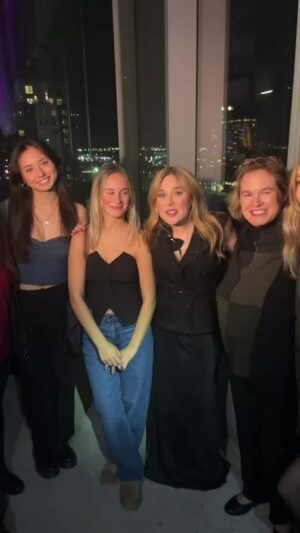 Julie Snyder Instagram - En direct des coulisses de la grande finale d’OD MEXIQUE avec les gagnantes de mon concours. ✨🥰 🥳