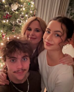 Julie Snyder Instagram - Les derniers jours de décembre  ont été éprouvants mais rien ne vaut le temps entre Noël et le Jour de l’an; cet espace où tout se suspend et se dépose à la fois.

Les épreuves sont derrières, les beaux souvenirs devant et je savoure le plaisir d’être avec le fils de ma vie et la fille de ma vie, Thomas depuis 19 ans et Romy depuis 16 ans: vous êtes, chacun à votre façon, mon plus beau cadeau.

J’espère que pour vous ce temps est bon sinon je suis de tout cœur avec vous, j’ai déjà eu des temps des fêtes tristes à pleurer, ne lâchez pas, courez vers l’avenir…