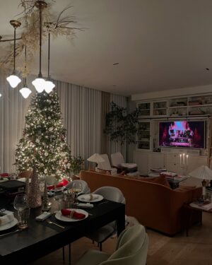 Julie Snyder Instagram - Les derniers jours de décembre  ont été éprouvants mais rien ne vaut le temps entre Noël et le Jour de l’an; cet espace où tout se suspend et se dépose à la fois.

Les épreuves sont derrières, les beaux souvenirs devant et je savoure le plaisir d’être avec le fils de ma vie et la fille de ma vie, Thomas depuis 19 ans et Romy depuis 16 ans: vous êtes, chacun à votre façon, mon plus beau cadeau.

J’espère que pour vous ce temps est bon sinon je suis de tout cœur avec vous, j’ai déjà eu des temps des fêtes tristes à pleurer, ne lâchez pas, courez vers l’avenir…