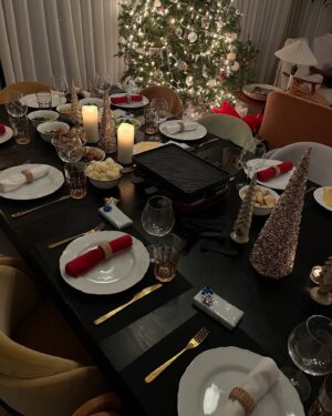 Julie Snyder Instagram - Les derniers jours de décembre  ont été éprouvants mais rien ne vaut le temps entre Noël et le Jour de l’an; cet espace où tout se suspend et se dépose à la fois.

Les épreuves sont derrières, les beaux souvenirs devant et je savoure le plaisir d’être avec le fils de ma vie et la fille de ma vie, Thomas depuis 19 ans et Romy depuis 16 ans: vous êtes, chacun à votre façon, mon plus beau cadeau.

J’espère que pour vous ce temps est bon sinon je suis de tout cœur avec vous, j’ai déjà eu des temps des fêtes tristes à pleurer, ne lâchez pas, courez vers l’avenir…