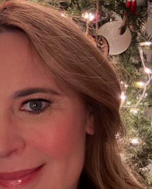 Julie Snyder Instagram - Les derniers jours de décembre  ont été éprouvants mais rien ne vaut le temps entre Noël et le Jour de l’an; cet espace où tout se suspend et se dépose à la fois.

Les épreuves sont derrières, les beaux souvenirs devant et je savoure le plaisir d’être avec le fils de ma vie et la fille de ma vie, Thomas depuis 19 ans et Romy depuis 16 ans: vous êtes, chacun à votre façon, mon plus beau cadeau.

J’espère que pour vous ce temps est bon sinon je suis de tout cœur avec vous, j’ai déjà eu des temps des fêtes tristes à pleurer, ne lâchez pas, courez vers l’avenir…