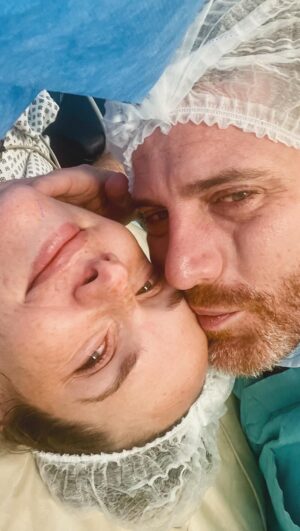 Julieta Nair Calvo Instagram - Fisuré bolsa en casa a las 23 hs y casi al mismo tiempo, empecé con contracciones. Después de hablar con nuestra partera estrella @marielagimenez_obs , nos fuimos al @sanatoriootamendi para internarnos y así  prevenir cualquier infección. Cuando llegamos a la guardia rompí bolsa. Enseguida me dejaron con monitoreo para ver cómo avanzaba el trabajo de parto. 

A partir de ahí, fueron varias horas de contracciones fuertes, pero sin dilatación. Así que, por una cuestión de seguridad debido a mi cesárea previa, decidimos en conjunto ir a cirugía . 

Isi llegó a nuestra vida con una templanza hermosa, única y con una belleza infinita para envolvernos con todo su amor . 
@andres.rolando no podría haberlo hecho sin vos. Tu compañía me dio seguridad incluso en momentos donde tuve miedo. Nunca voy a olvidar nuestros ojos durante el parto, como nos mirábamos, las canciones que sonaron y tus besos en la frente. Te amo. 

Gracias @nachoptomasone por tu guía y tu calma. Lideras un equipo maravilloso y estar en tus manos siempre es la mejor decisión. Inolvidable en nuestra familia. Gracias, gracias, gracias.

A @carlos.mattera y @sanatoriootamendi ,un lugar que ya sentimos como casa, gracias. A todos los que nos cuidaron desde que llegamos ( Patricia hermosa siempre tan atenta ), hasta el último minuto, con amor y empatía. Enfermeras , personal de limpieza , nutricionistas, pediatría, a todos !!! 

Gracias a nuestras familias y amigos por su contención ❤️ Compartir con Uds esta bendición lo hace todo más hermoso . 

Ahora si. Somos 4. A la aventura una vez más. 🦋🌷