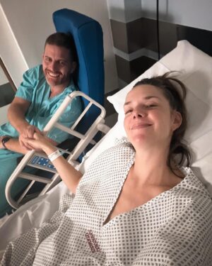 Julieta Nair Calvo Instagram - Llegó el otro amor de nuestra vida y todo se multiplica 

Hola Isi 🌷 

Te amamos infinito para todas las vidas

Tenemos la familia que siempre soñamos. Agradecidos para siempre ♾️