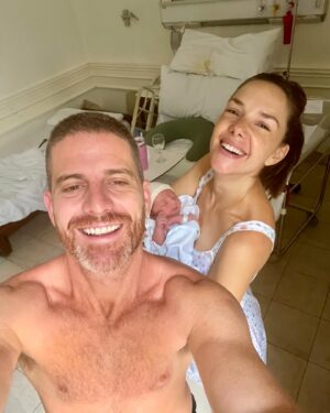 Julieta Nair Calvo Instagram - Llegó el otro amor de nuestra vida y todo se multiplica 

Hola Isi 🌷 

Te amamos infinito para todas las vidas

Tenemos la familia que siempre soñamos. Agradecidos para siempre ♾️