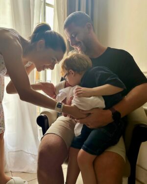 Julieta Nair Calvo Instagram - Llegó el otro amor de nuestra vida y todo se multiplica 

Hola Isi 🌷 

Te amamos infinito para todas las vidas

Tenemos la familia que siempre soñamos. Agradecidos para siempre ♾️