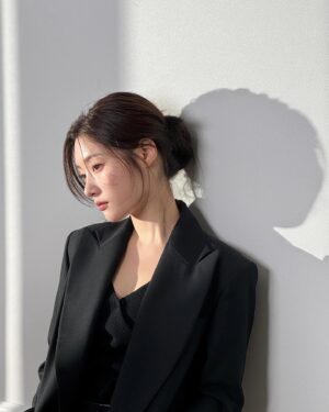 Jung Chae-yeon Instagram - 🖤