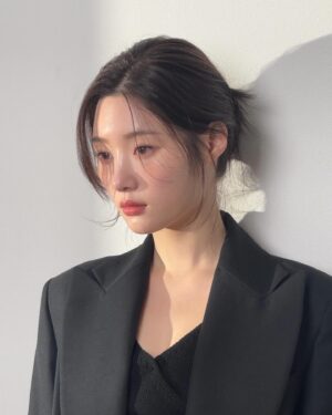 Jung Chae-yeon Instagram - 🖤