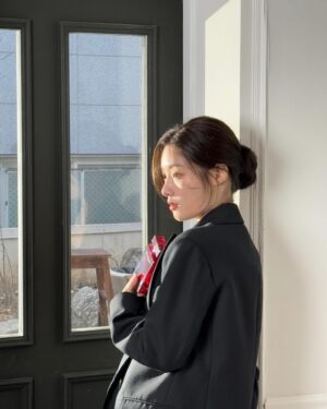 Jung Chae-yeon Instagram - 🖤