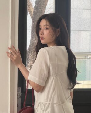 Jung Chae-yeon Instagram - 🖤