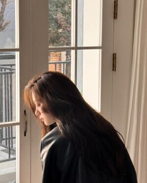 Jung Chae-yeon Instagram - 🖤