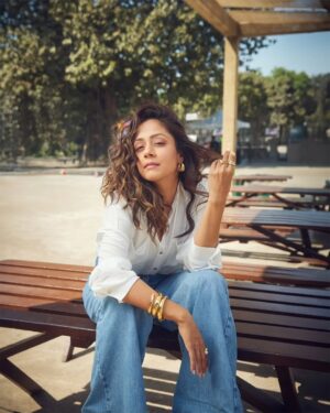 Jyothika Instagram - Look hot! Feel cool! 💙

Styling @radhikamehra
Make up @devika.kharwa
Hair @prachina_hair
Photographer @nupuragarwal__
Styling assistant @keyurisangoi
Earrings & rings @studioviange @blissbyhnk
Bracelets @simranchhabrajewels @ascend.rohank
Sunglasses @dgt.opticians @celine