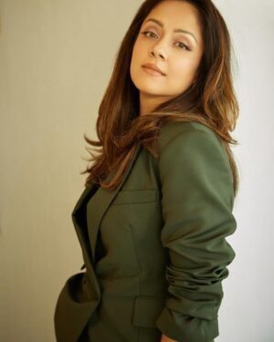 Jyothika Instagram - 💚

Styling @radhikamehra 
Make up @devika.kharwa
Hair @prachina_hair
Photographer @nupuragarwal
Styling assistant @keyurisangoi