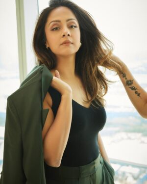 Jyothika Instagram - 💚

Styling @radhikamehra 
Make up @devika.kharwa
Hair @prachina_hair
Photographer @nupuragarwal
Styling assistant @keyurisangoi