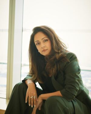Jyothika Instagram - 💚

Styling @radhikamehra 
Make up @devika.kharwa
Hair @prachina_hair
Photographer @nupuragarwal
Styling assistant @keyurisangoi