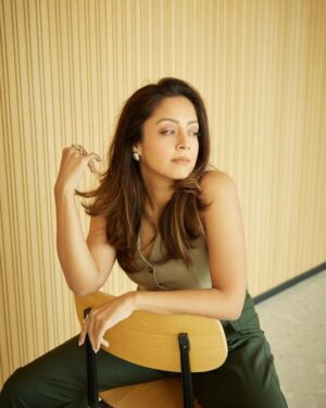 Jyothika Instagram - 💚

Styling @radhikamehra 
Make up @devika.kharwa
Hair @prachina_hair
Photographer @nupuragarwal
Styling assistant @keyurisangoi