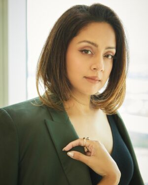 Jyothika Instagram - 💚

Styling @radhikamehra 
Make up @devika.kharwa
Hair @prachina_hair
Photographer @nupuragarwal
Styling assistant @keyurisangoi