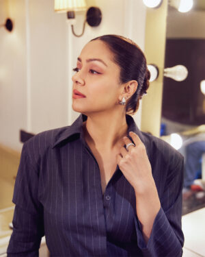 Jyothika Instagram - There’s so much grey to every story! 
Let’s dive into the life of “Varuna” in Dabba Cartel releasing this 28th Feb 
on Netflix.

Styling @radhikamehra 
Outfit custom @shaktitripathi x @radhikamehra
Make up @devika.kharwa 
Hair @prachina_hair 
Photographer @nupuragarwal__ 
Earrings @blissbyhnk 
Rings @ayanasilverjewellery @ascend.rohank 
Footwear @londonrag_in 
Styling assistant @keyurisangoi