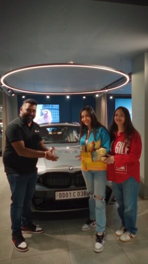 Kaashvi Hiranandani Instagram - got my first car and my mom tearing up has to be the highlight of my life so far 🥹🧡 #kaashplays #BMW
@bmwindia_official 

big thank you to @autohubmumbai @thesimransheth @devensheth69 for getting me the best discount and a hassle free showroom delivery 🎁

thank you to my support system, management and teams @8bit_thug @ig_mortal @8bit_goldy @s8ul.esports for getting me here 🤝

thank u my muffins 🫶🏻 

watch my vlog on youtube to watch the entire moment!