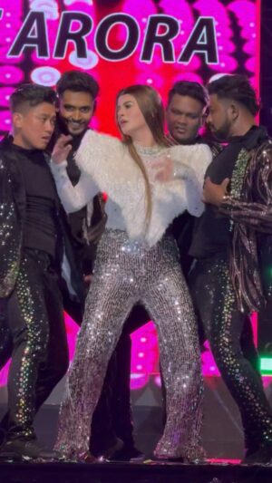 Kainaat Arora Instagram - Life is a stage .. Dance Like No One is Watching ... 
As they Are Not 🤩🤩🤩 !!! They are checking You Vibe Around there Tribe 🤩🤩
.
.
.
.
.
.
Glam : @rahulrkt16 
Managed by : : #PriyankShah 
📷: @business.manager_kainaat 
#Kainaatarora #WorkScenes #Dhanbad #jharkhand #OnTheMove #Workaholic