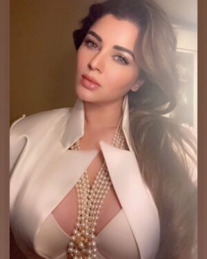 Kainaat Arora Instagram - Spiritual women Glow Differently … 🤍
.
.
.
.
#kainaatarora #Portraits #ShootMode #📷📷📷
