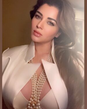 Kainaat Arora Instagram - Spiritual women Glow Differently … 🤍
.
.
.
.
#kainaatarora #Portraits #ShootMode #📷📷📷