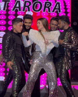 Kainaat Arora Instagram - Deal with people how they deal with you .. Hardly .. Barely .. accordingly .. 🤩🤩🤩
.
.
.
#Kainaatarora
