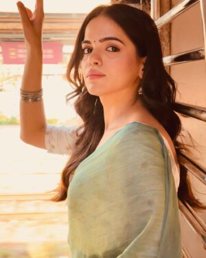 Kamya Ahlawat Instagram - 10:50 ki fast local. 💁‍♀️

📷- @sej.agarwal