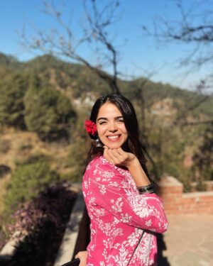 Kamya Ahlawat Instagram - A warm and sunny rendezvous with them cold hills. 🌞🌸