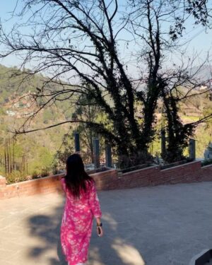 Kamya Ahlawat Instagram - A warm and sunny rendezvous with them cold hills. 🌞🌸