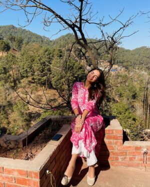 Kamya Ahlawat Instagram - A warm and sunny rendezvous with them cold hills. 🌞🌸