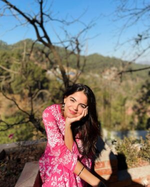 Kamya Ahlawat Instagram - A warm and sunny rendezvous with them cold hills. 🌞🌸