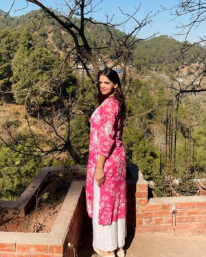 Kamya Ahlawat Instagram - A warm and sunny rendezvous with them cold hills. 🌞🌸